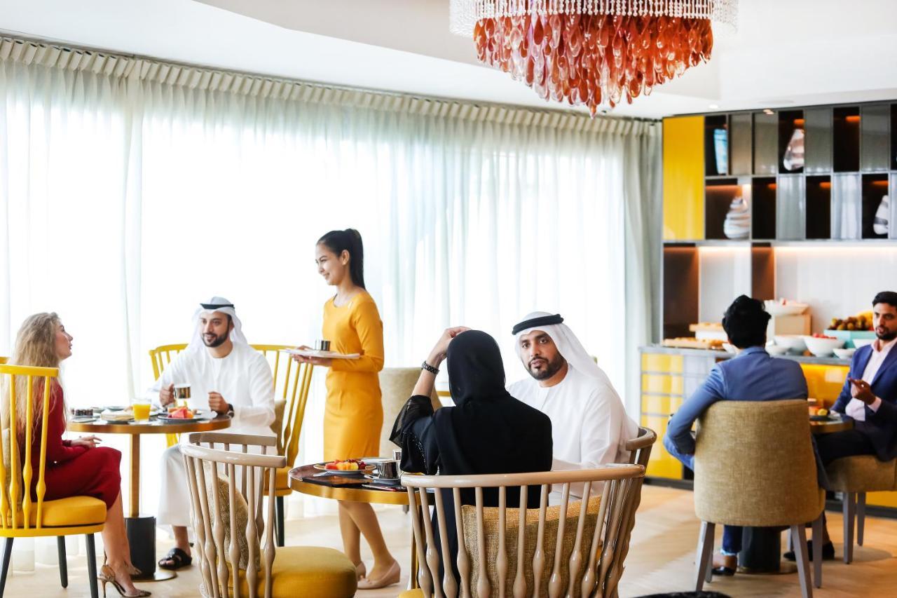 Hotel Andaz Capital Gate Abu Dhabi, By Hyatt Esterno foto Emirati people at a restaurant