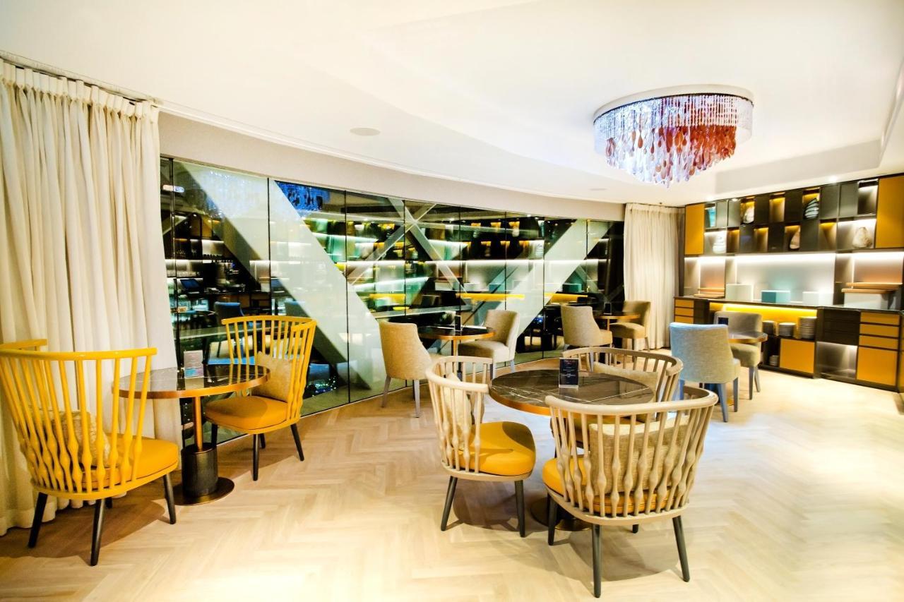 Hotel Andaz Capital Gate Abu Dhabi, By Hyatt Esterno foto The interior of the restaurant