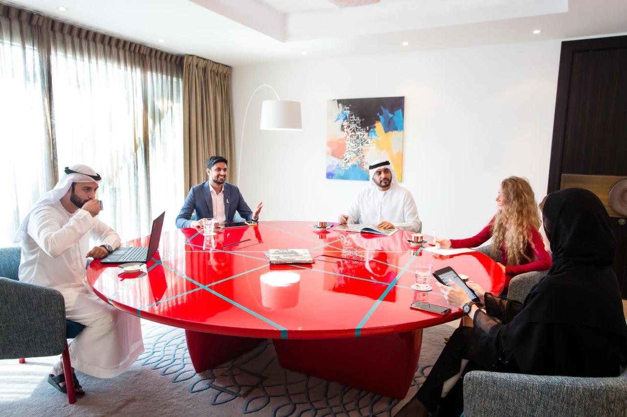 Hotel Andaz Capital Gate Abu Dhabi, By Hyatt Esterno foto A meeting at the office of the Chairman of the Board of the company