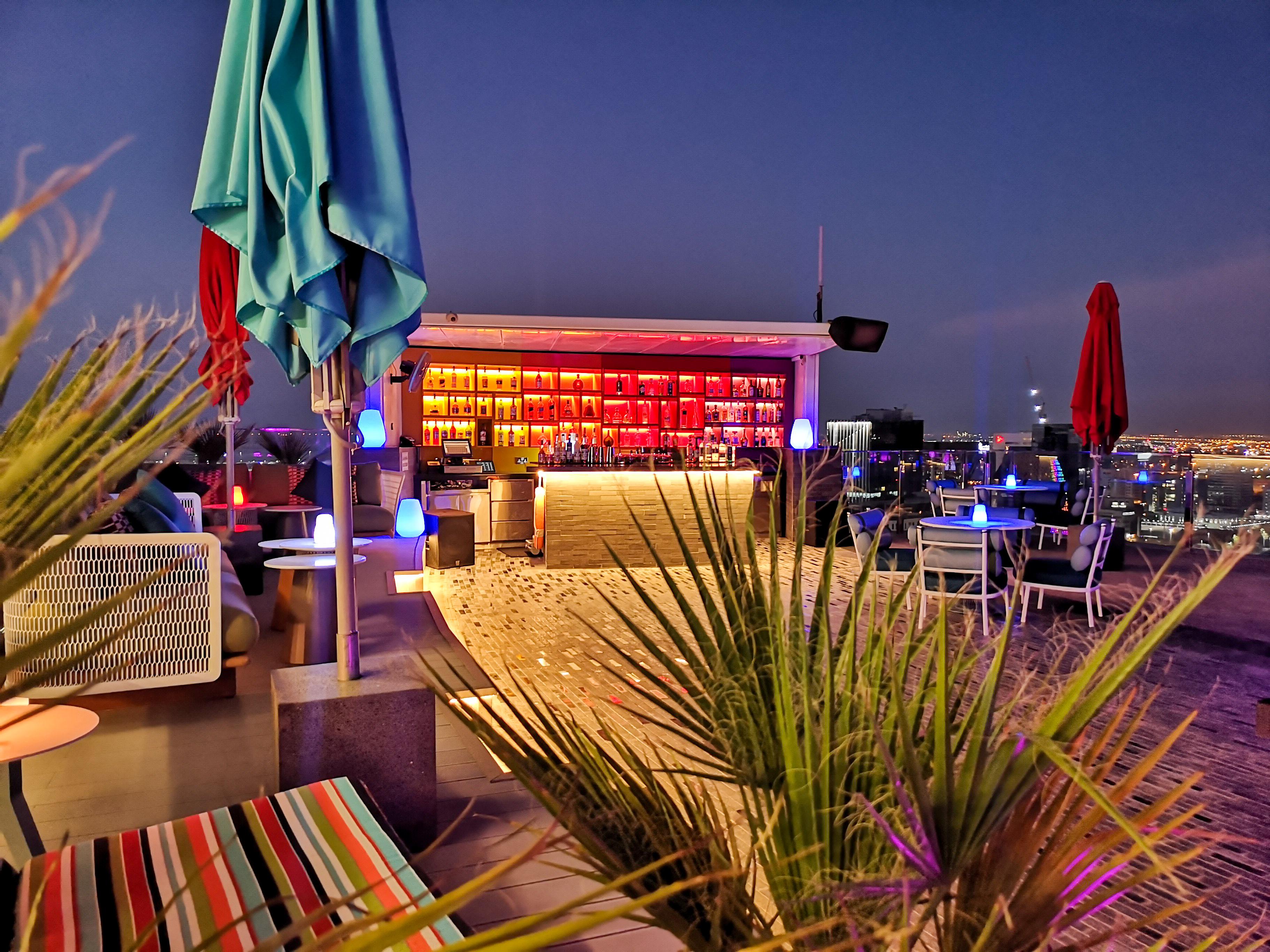 Hotel Andaz Capital Gate Abu Dhabi, By Hyatt Esterno foto Skyline Bar