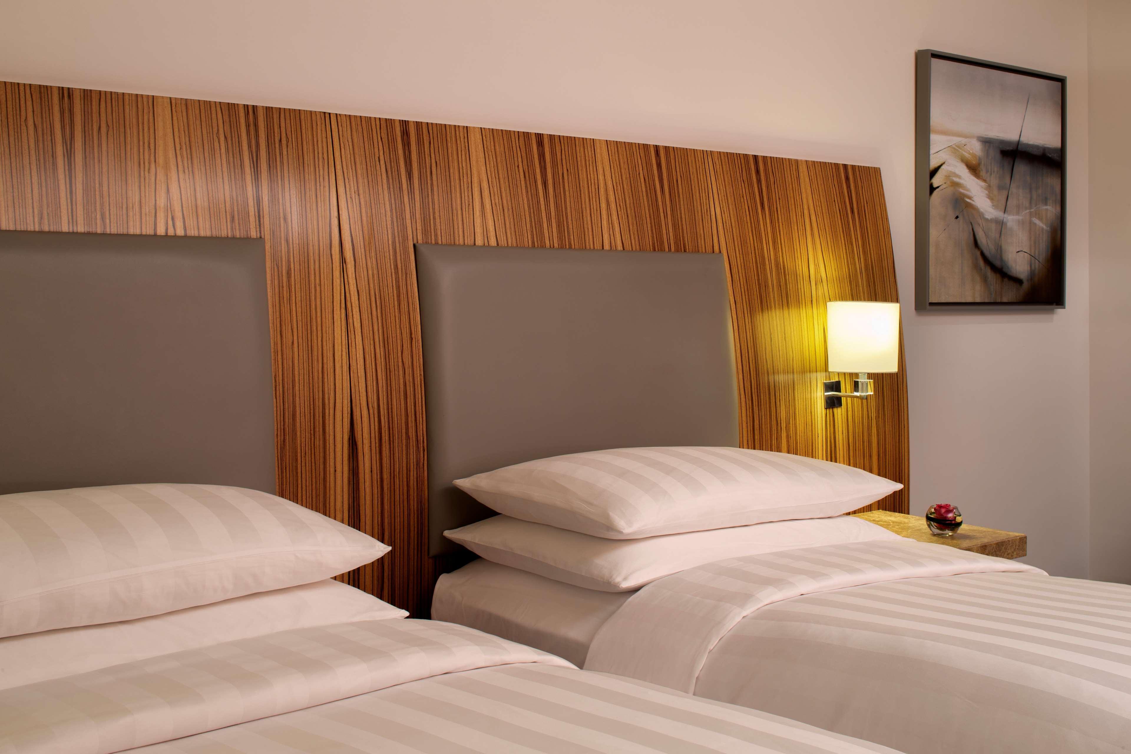 Hotel Andaz Capital Gate Abu Dhabi, By Hyatt Esterno foto A guest room at the hotel