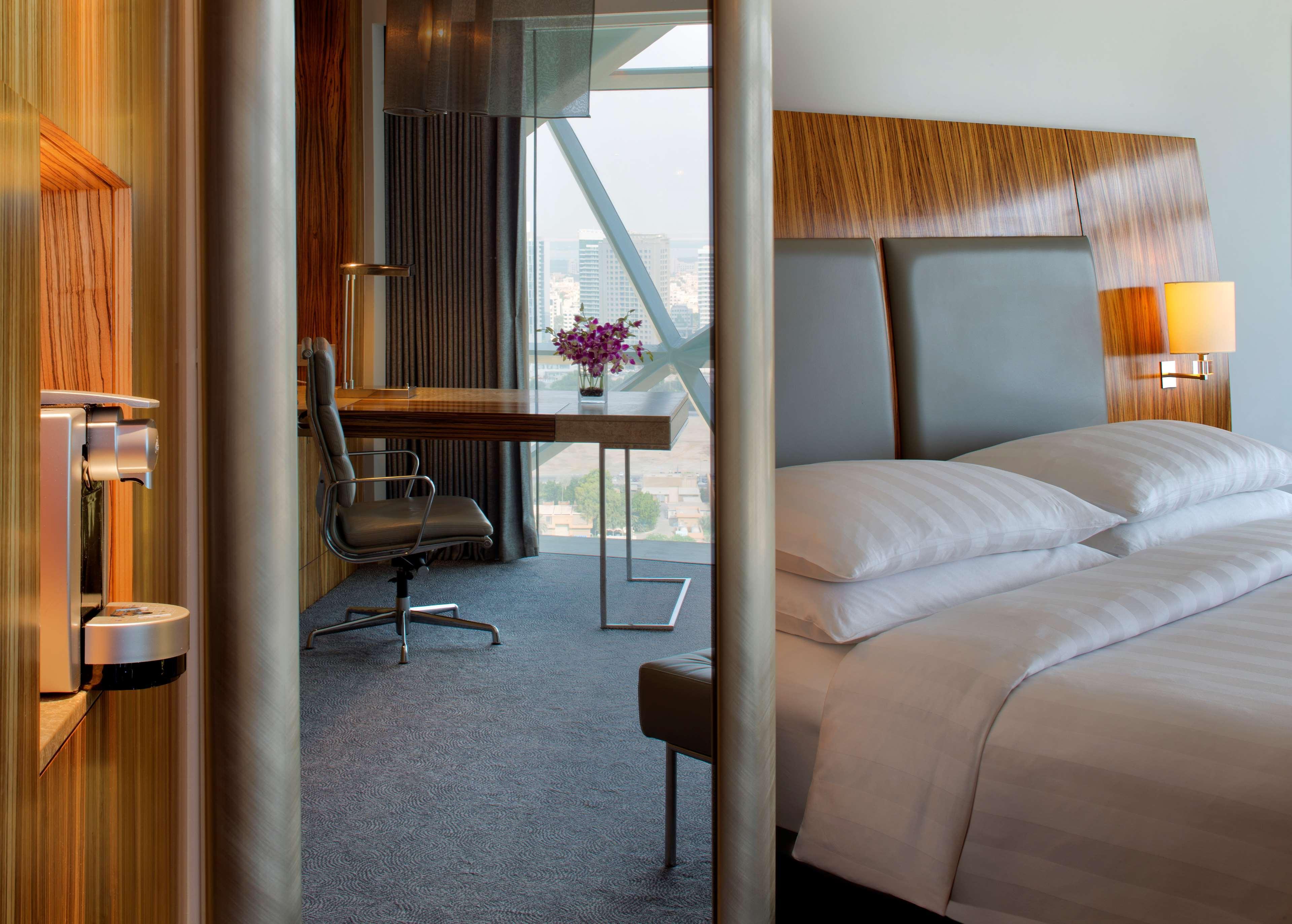 Hotel Andaz Capital Gate Abu Dhabi, By Hyatt Esterno foto A guest room at the hotel