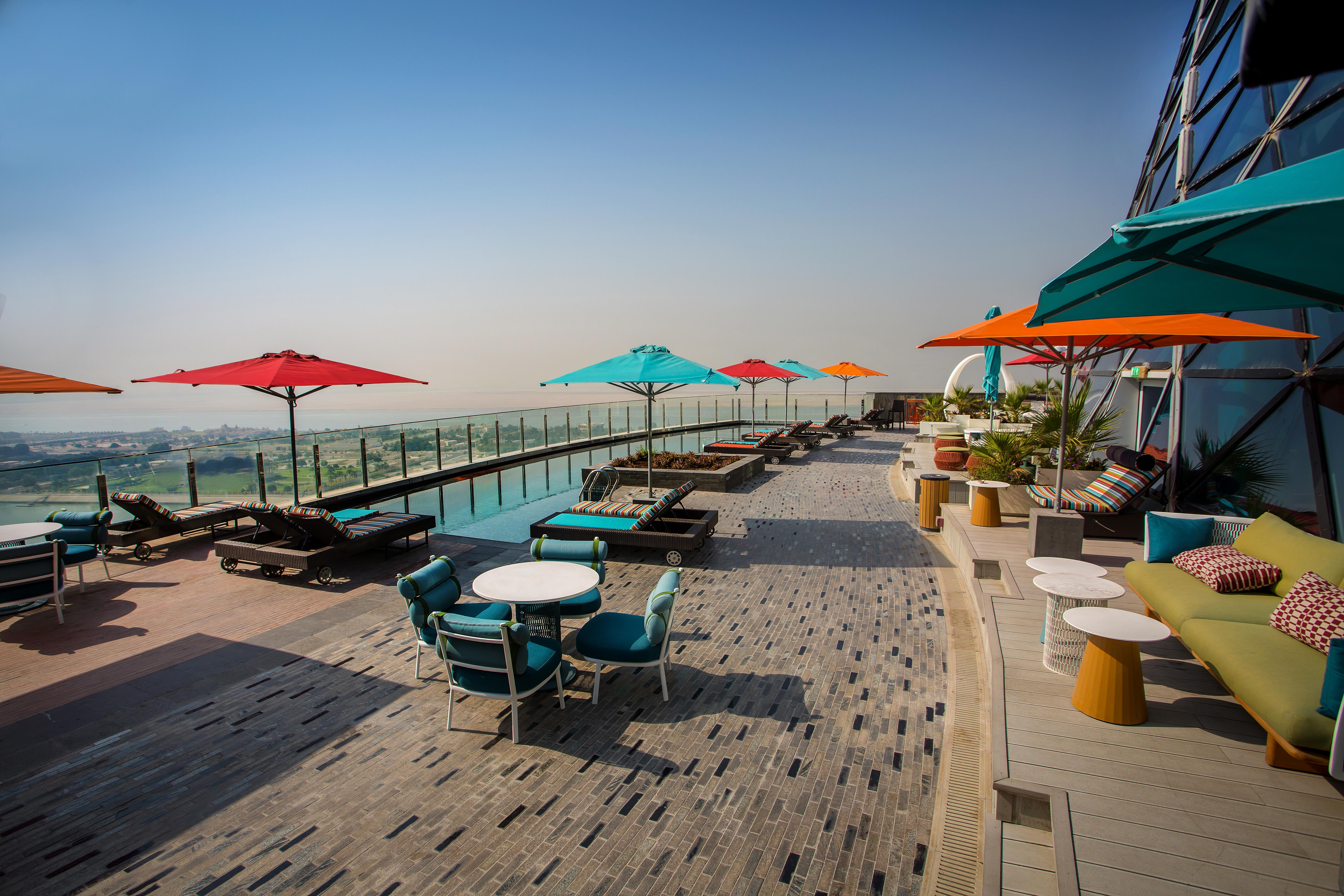 Hotel Andaz Capital Gate Abu Dhabi, By Hyatt Esterno foto The rooftop pool at the hotel