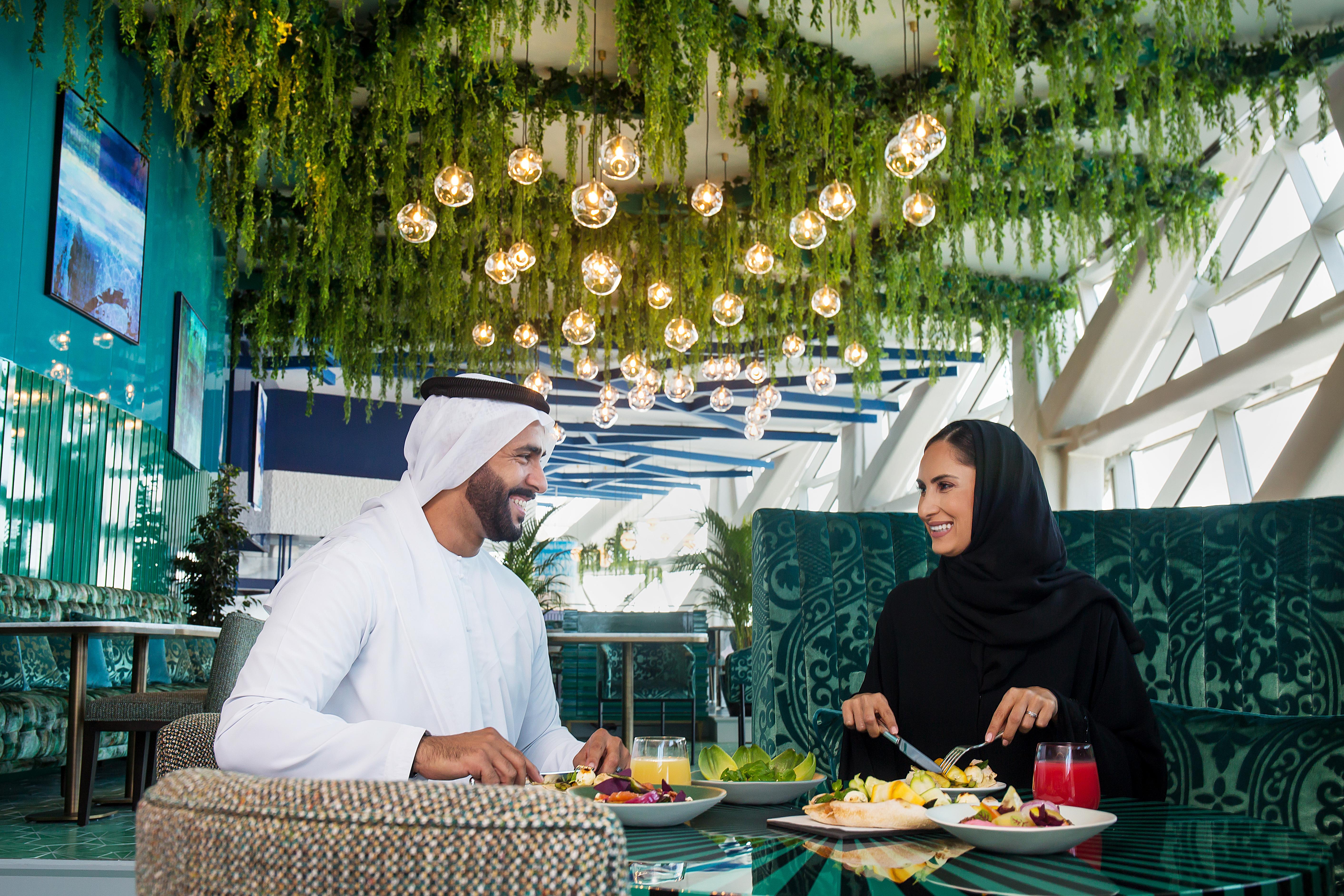 Hotel Andaz Capital Gate Abu Dhabi, By Hyatt Esterno foto Emirati couple