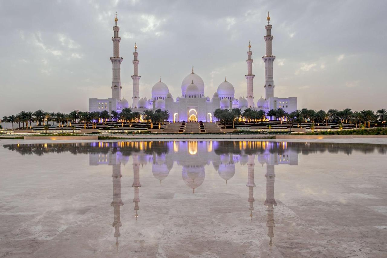 Hotel Andaz Capital Gate Abu Dhabi, By Hyatt Esterno foto Sheikh Zayed Grand Mosque