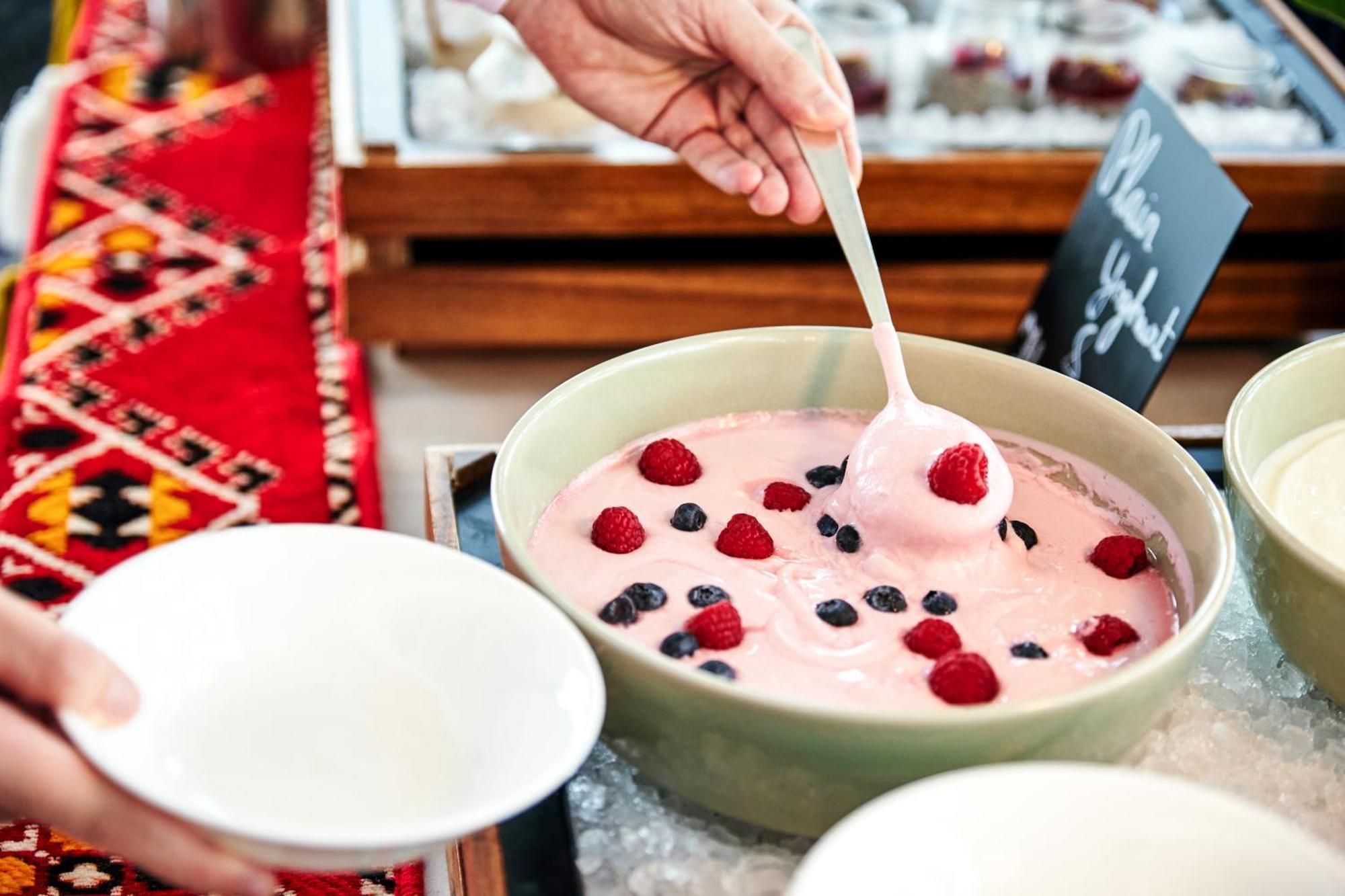 Hotel Andaz Capital Gate Abu Dhabi, By Hyatt Esterno foto A bowl of frozen yogurt with fruit