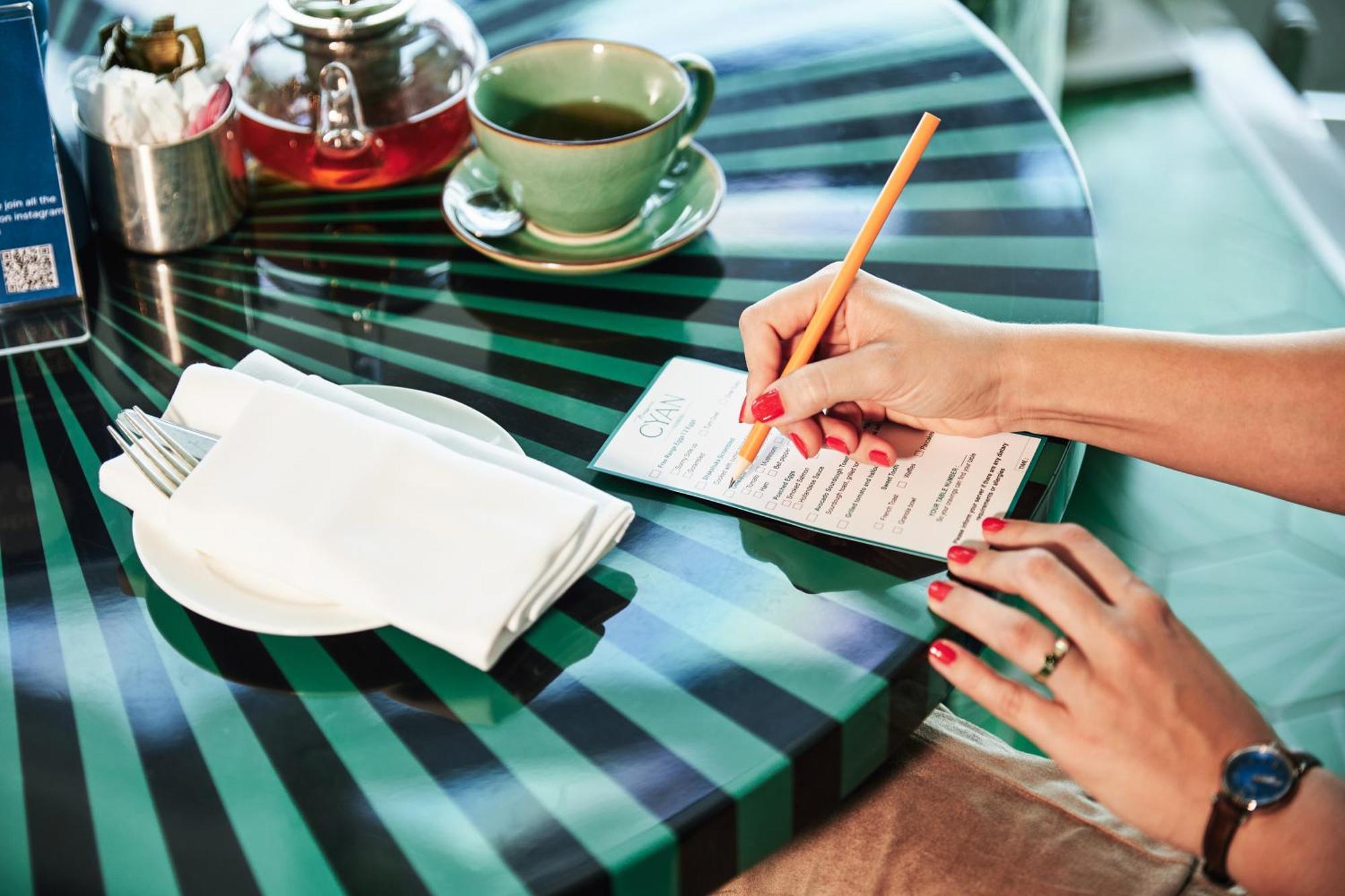 Hotel Andaz Capital Gate Abu Dhabi, By Hyatt Esterno foto A waitress writing down an order
