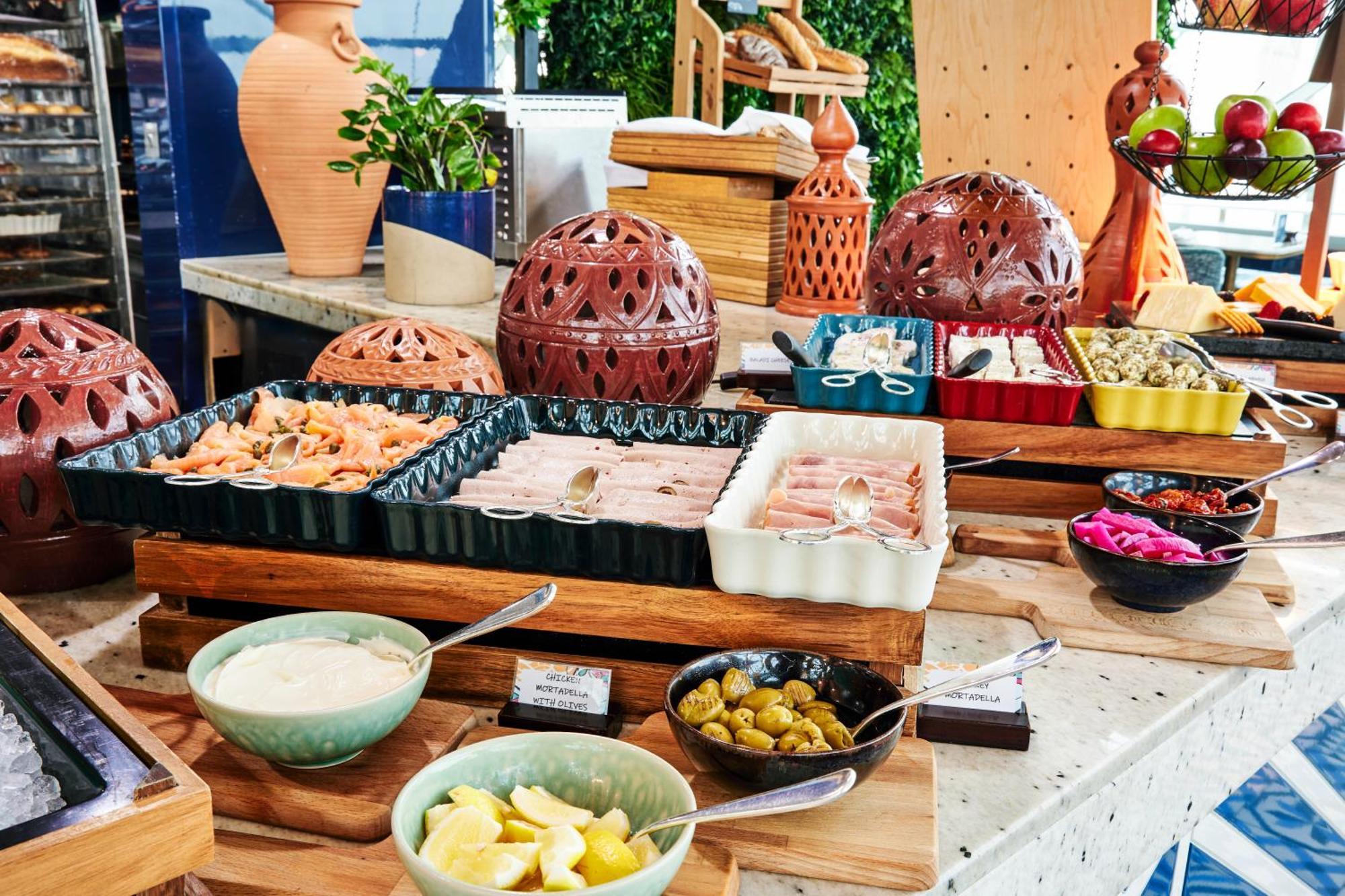 Hotel Andaz Capital Gate Abu Dhabi, By Hyatt Esterno foto A buffet at a hotel
