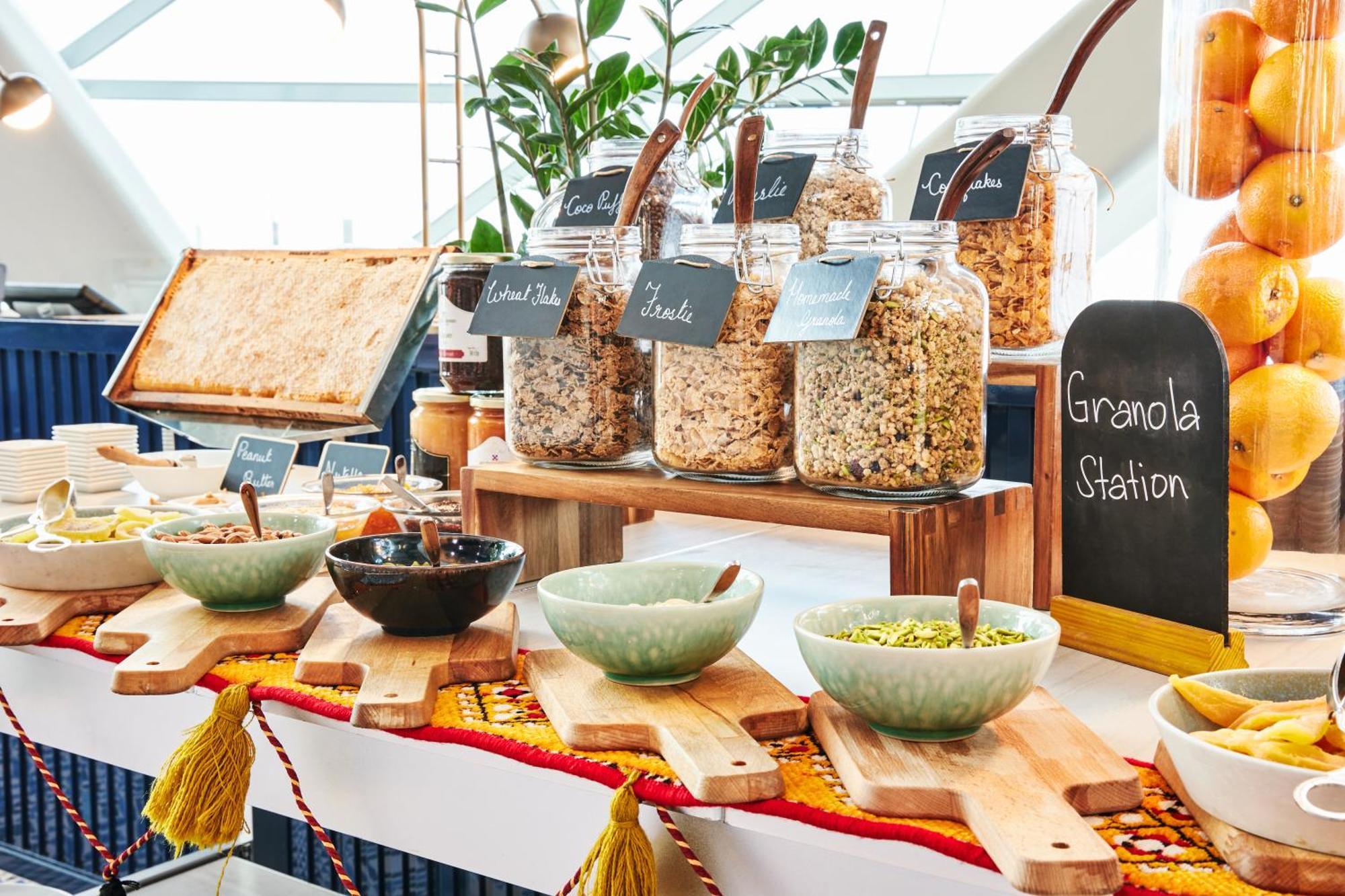 Hotel Andaz Capital Gate Abu Dhabi, By Hyatt Esterno foto A granola bar