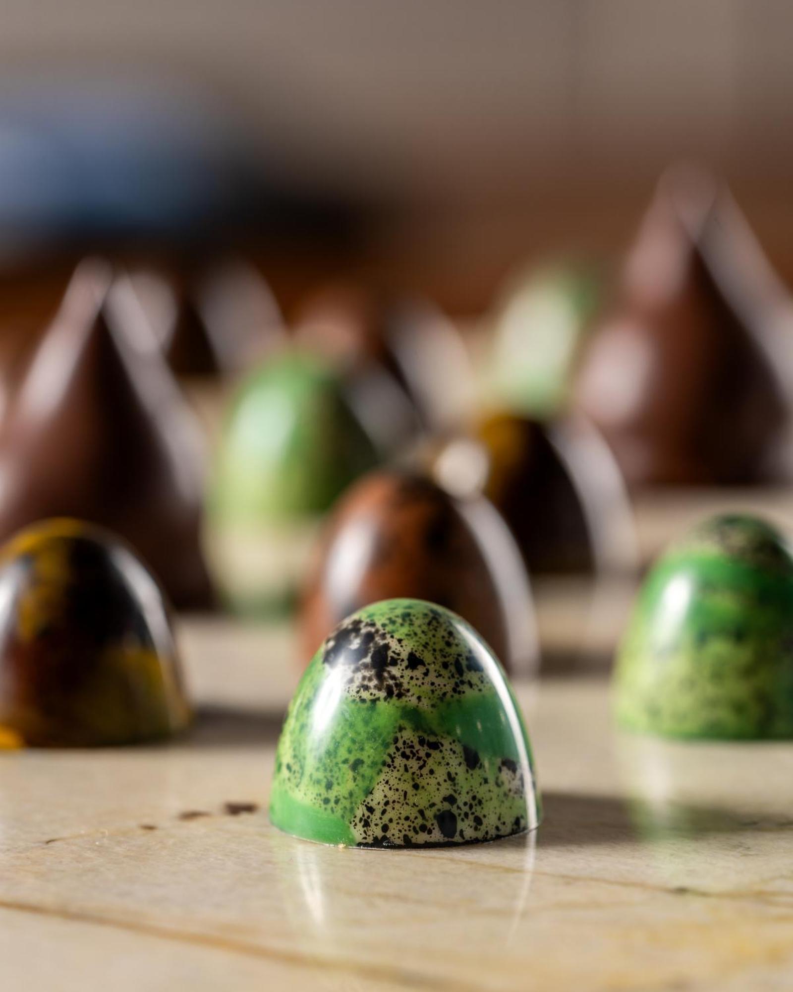 Hotel Andaz Capital Gate Abu Dhabi, By Hyatt Esterno foto Chocolate bon bons