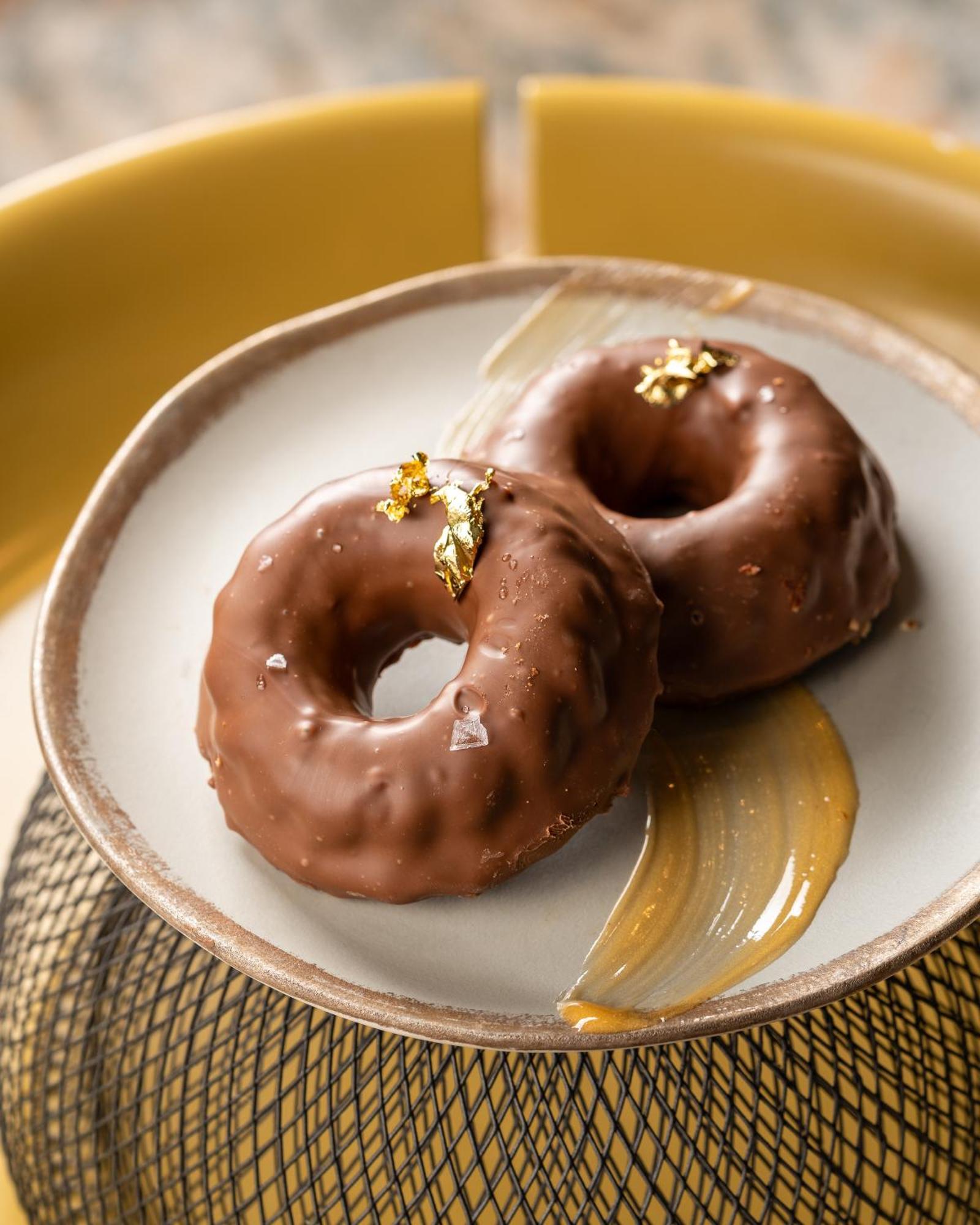 Hotel Andaz Capital Gate Abu Dhabi, By Hyatt Esterno foto Chocolate-covered doughnuts